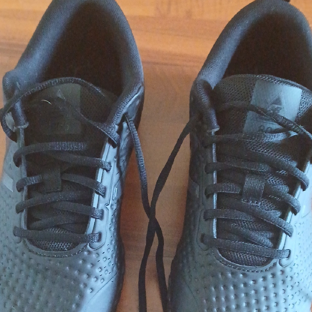New Balance Black Athletic Shoes with Sleek Design